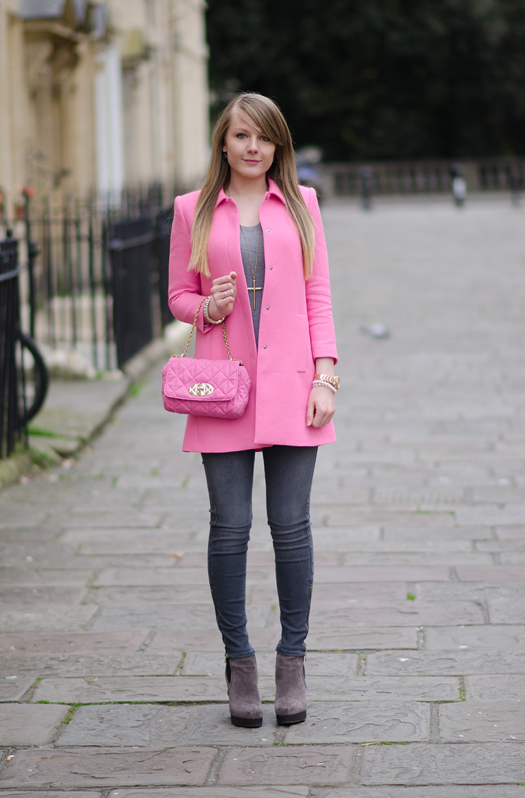 Розовая куртка с чем носить. Розовое пальто. Весенние образы. Сумка под розовое пальто. Образы с розовой сумкой.