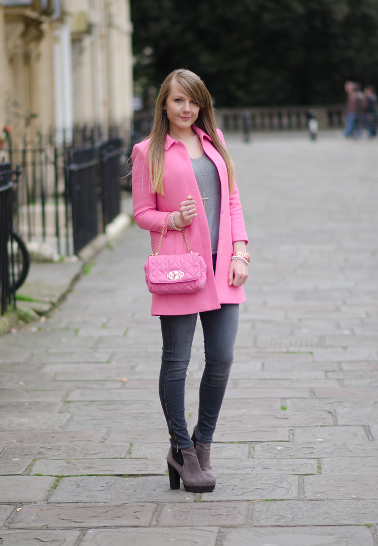 Куртка девушки розовая. Розовое пальто. Шарф под розовую куртку. Ярко розовая куртка. Шарф к розовой куртке.
