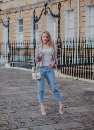 How To Style Mom Jeans For Short Women - FORD LA FEMME