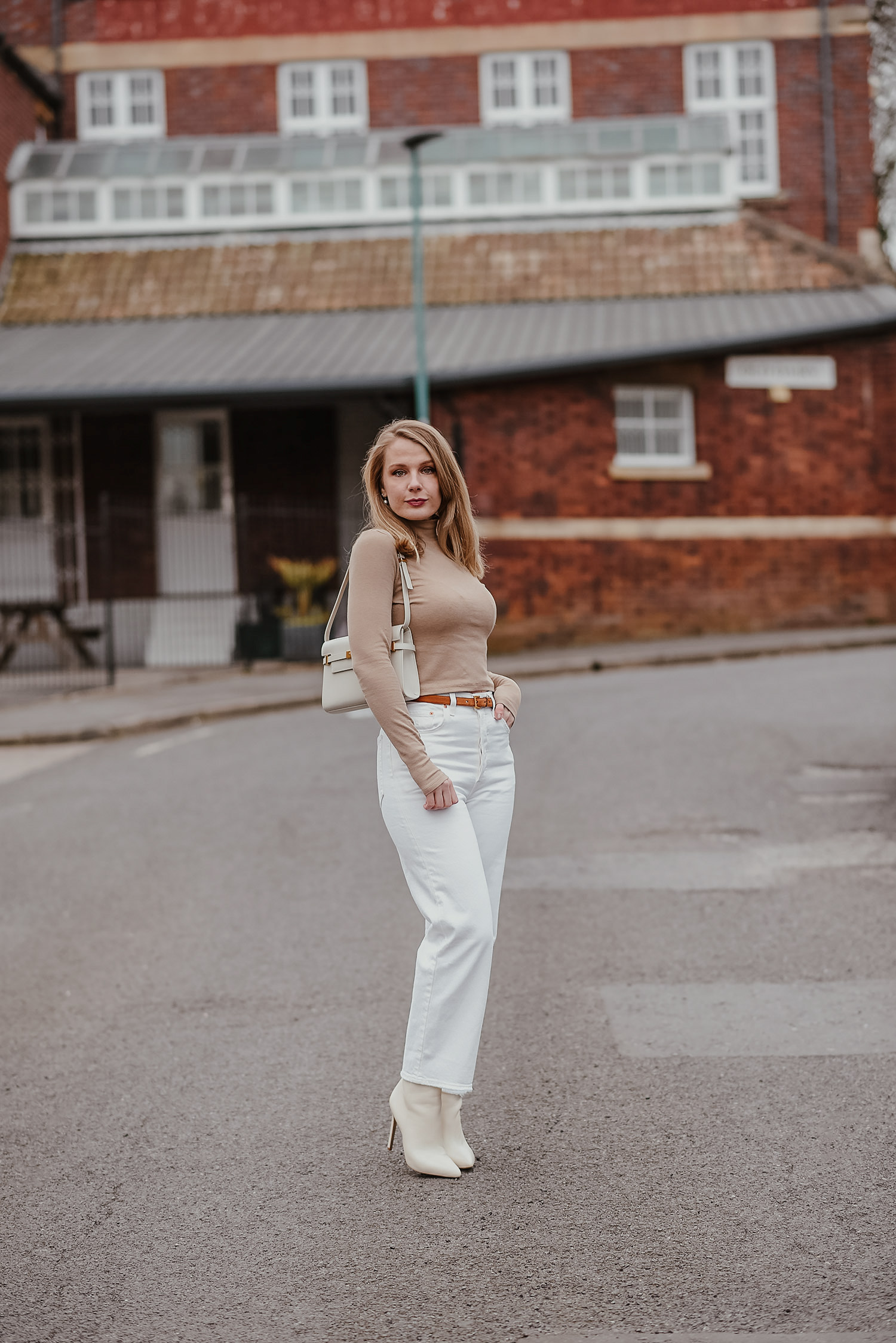 How To Wear White Straight Leg Jeans - FORD LA FEMME